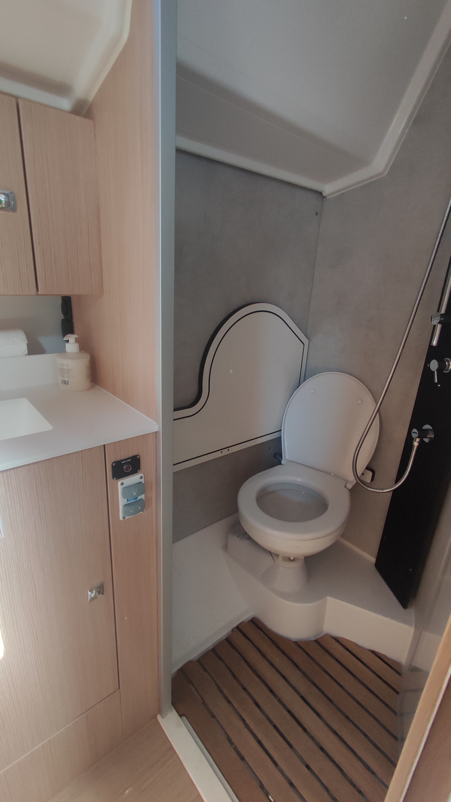 Bavaria C42 — photo 10