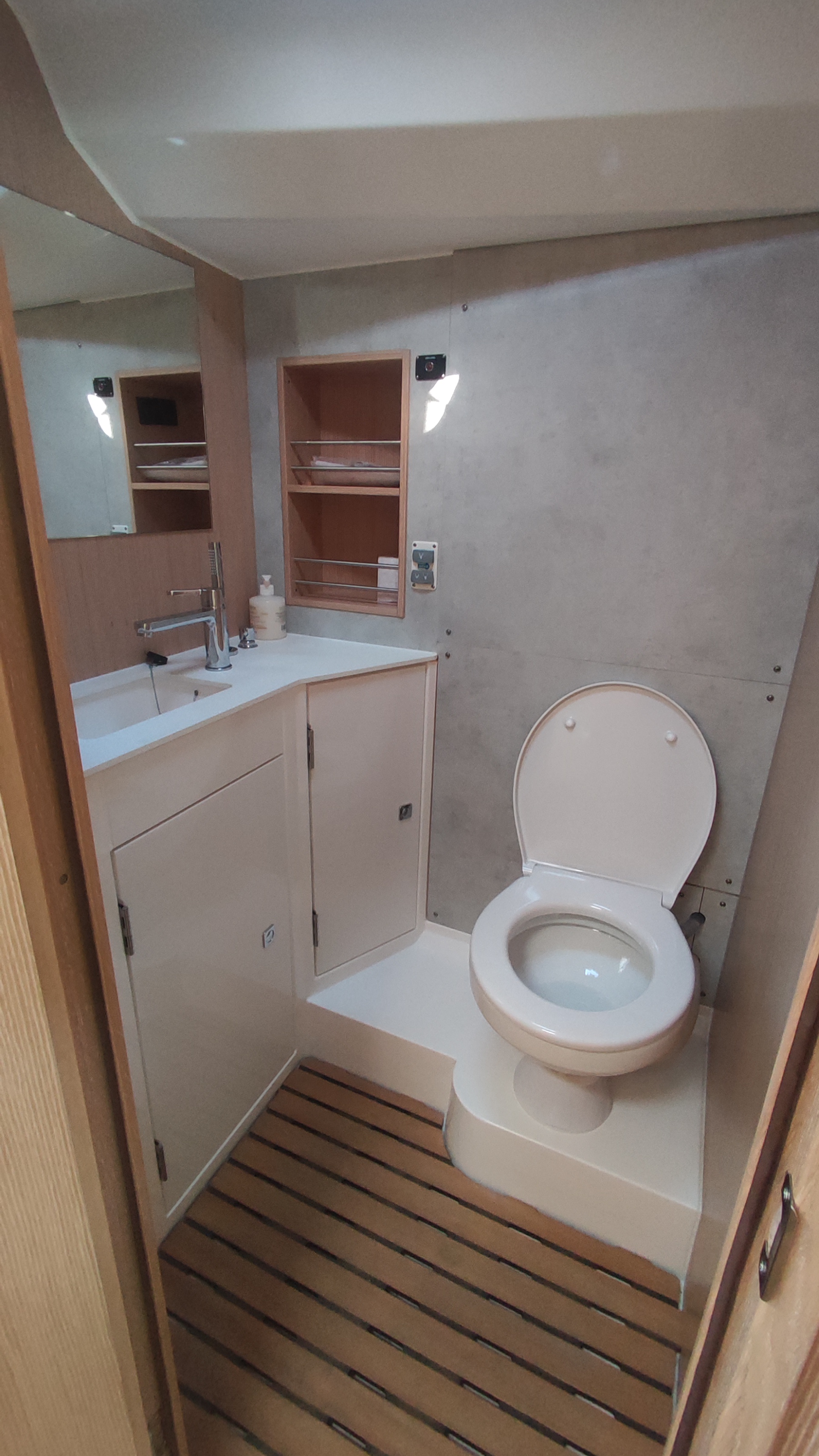 Bavaria C42 — photo 7