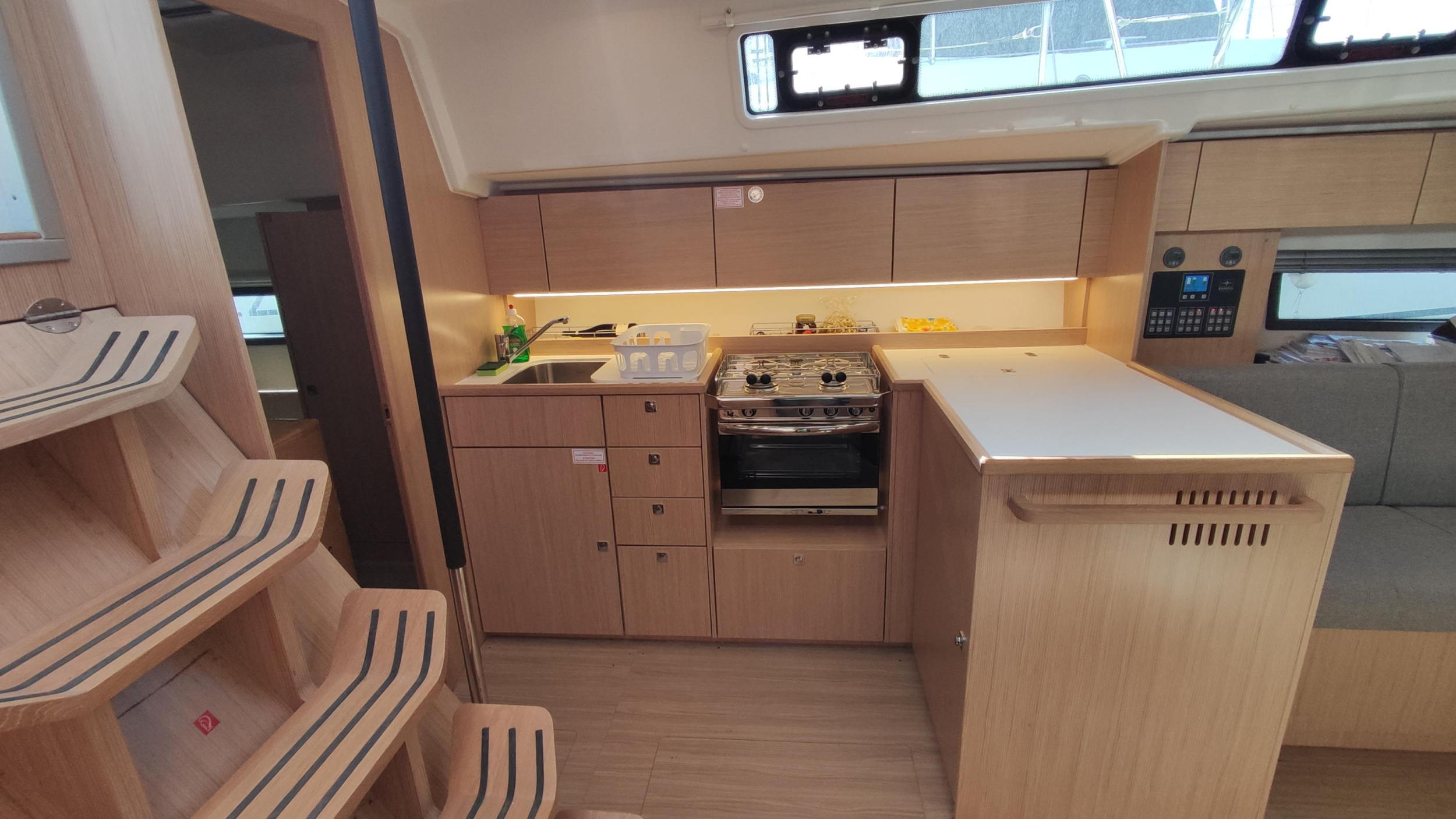 Bavaria C42 — photo 11
