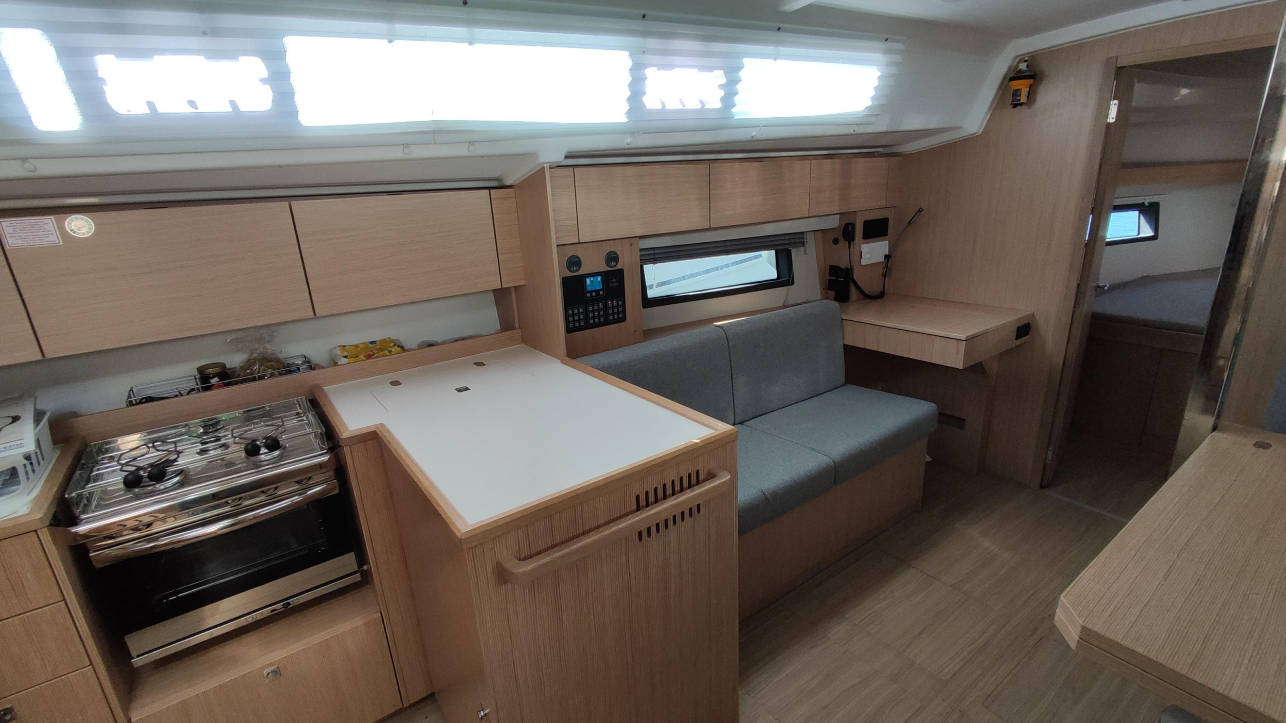 Bavaria C42 — photo 2