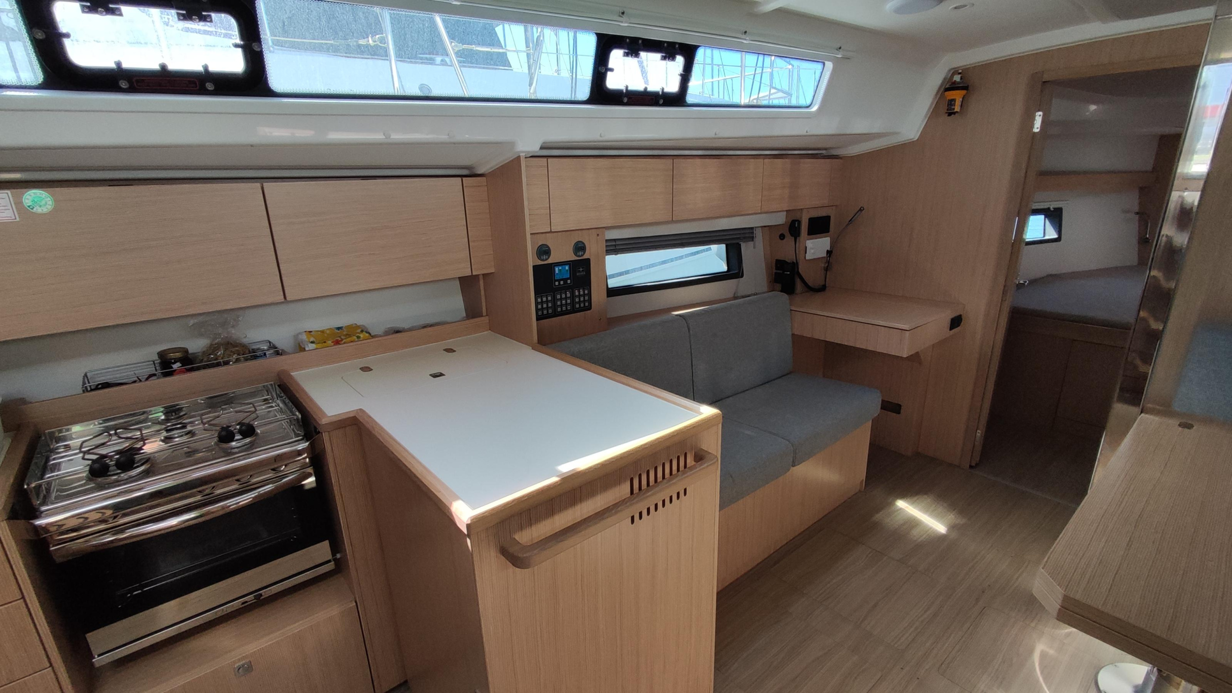 Bavaria C42 — photo 4
