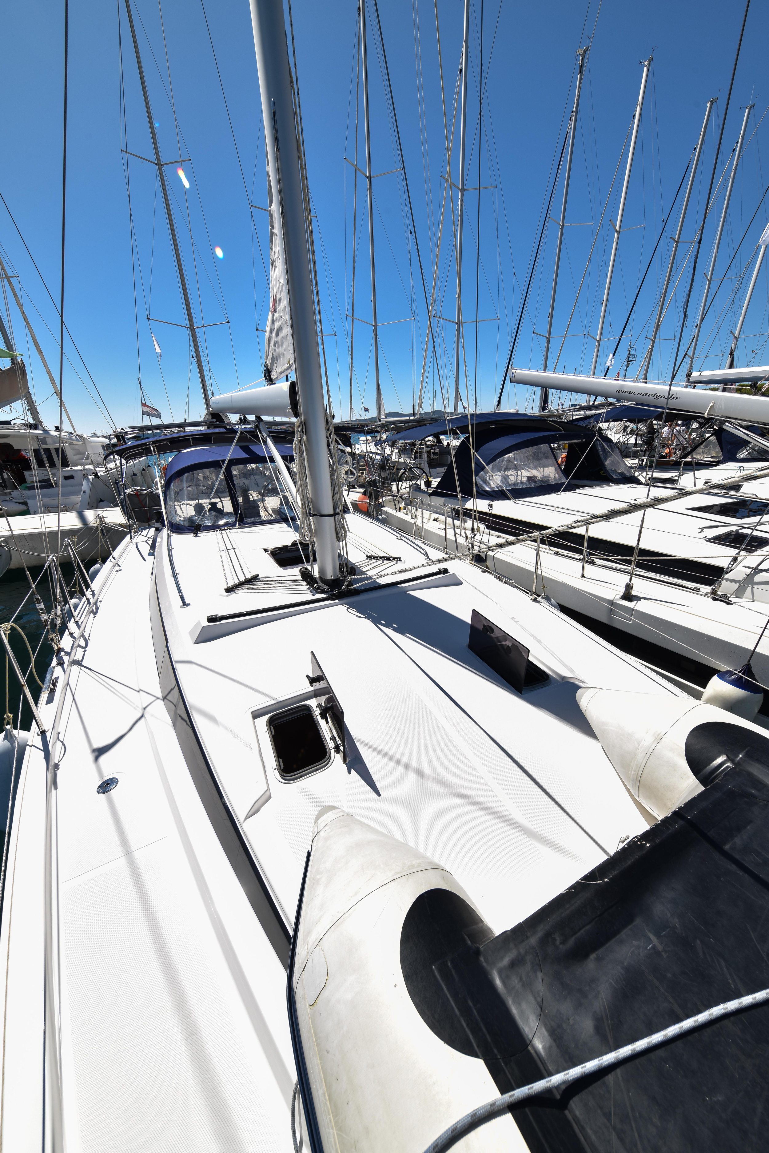 Bavaria C42 — photo 38