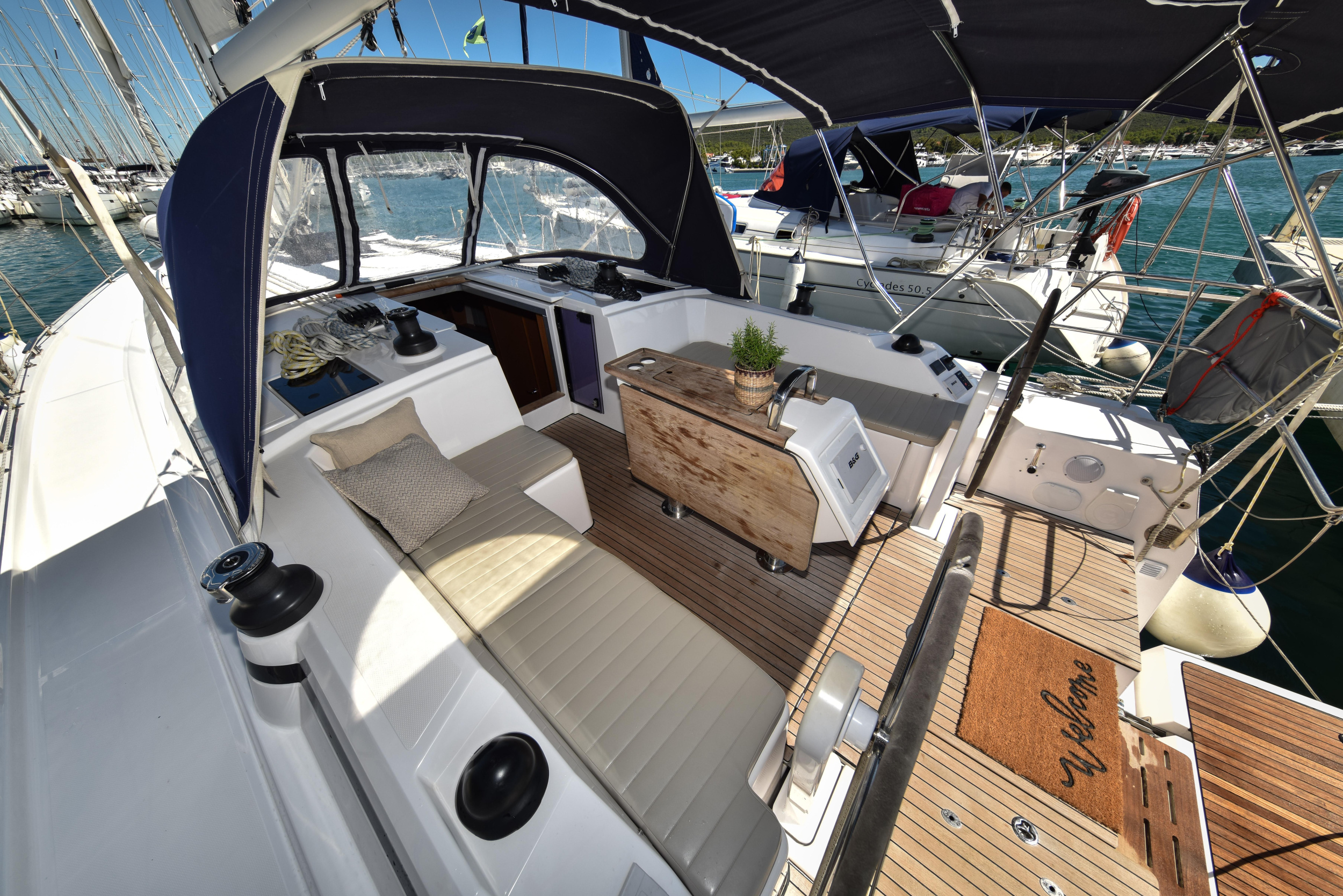 Bavaria C42 — photo 22