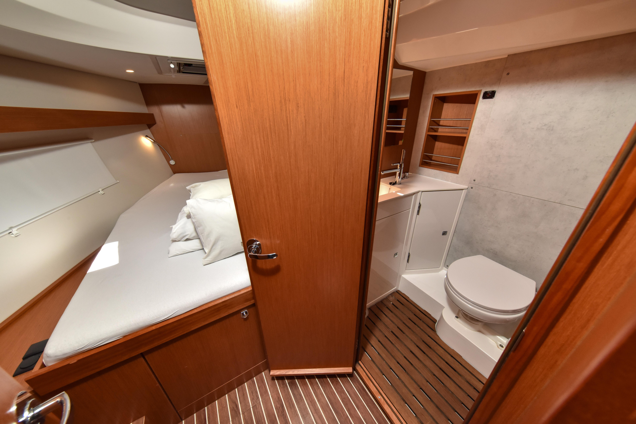 Bavaria C42 — photo 16