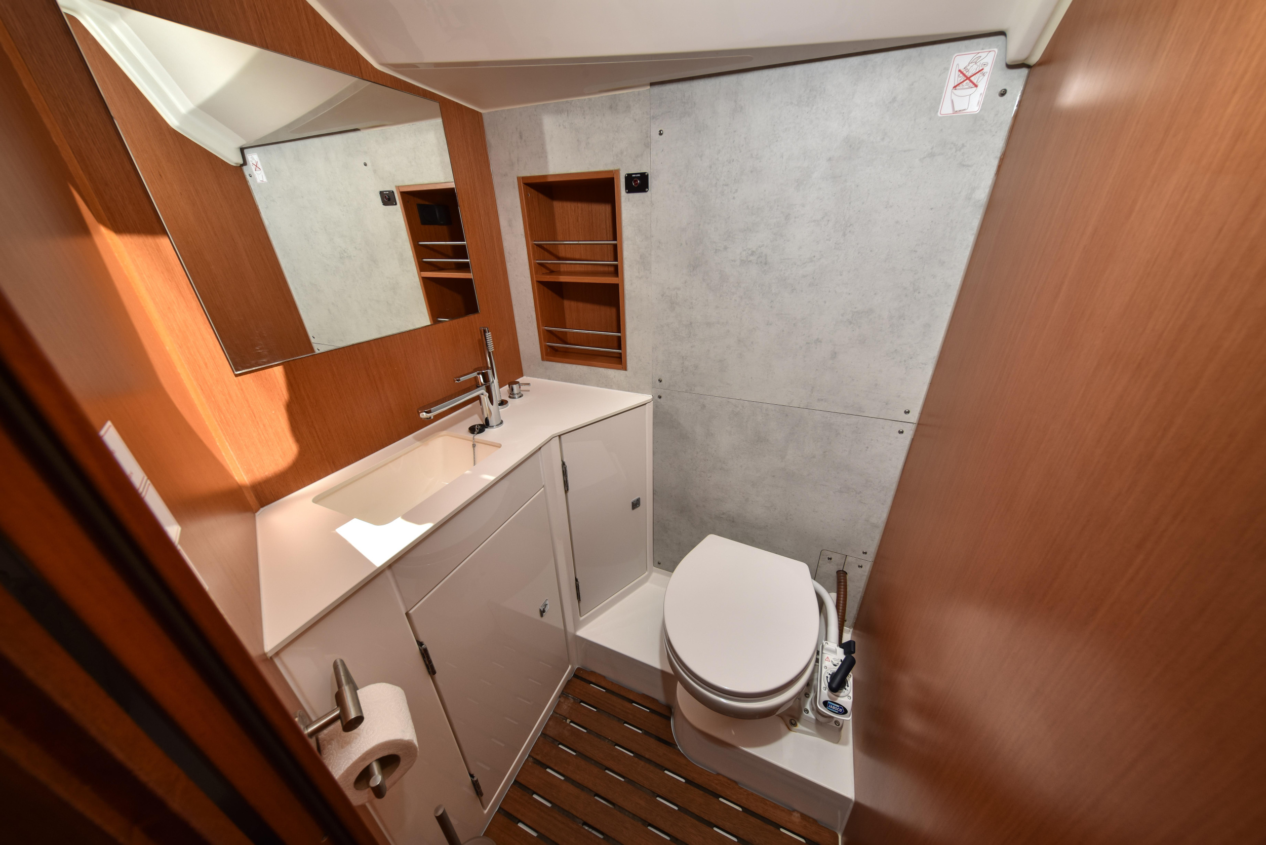 Bavaria C42 — photo 3