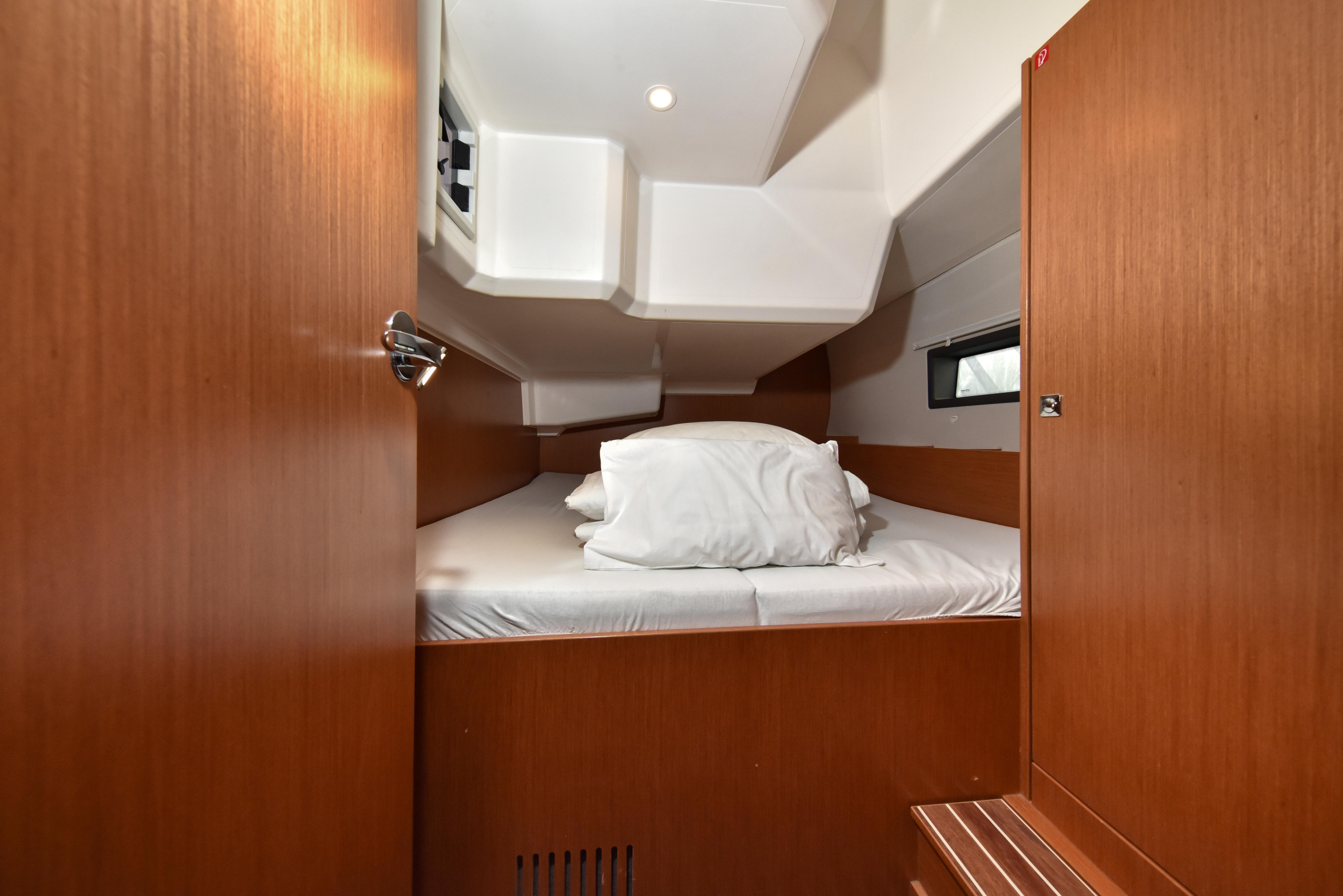 Bavaria C42 — photo 8