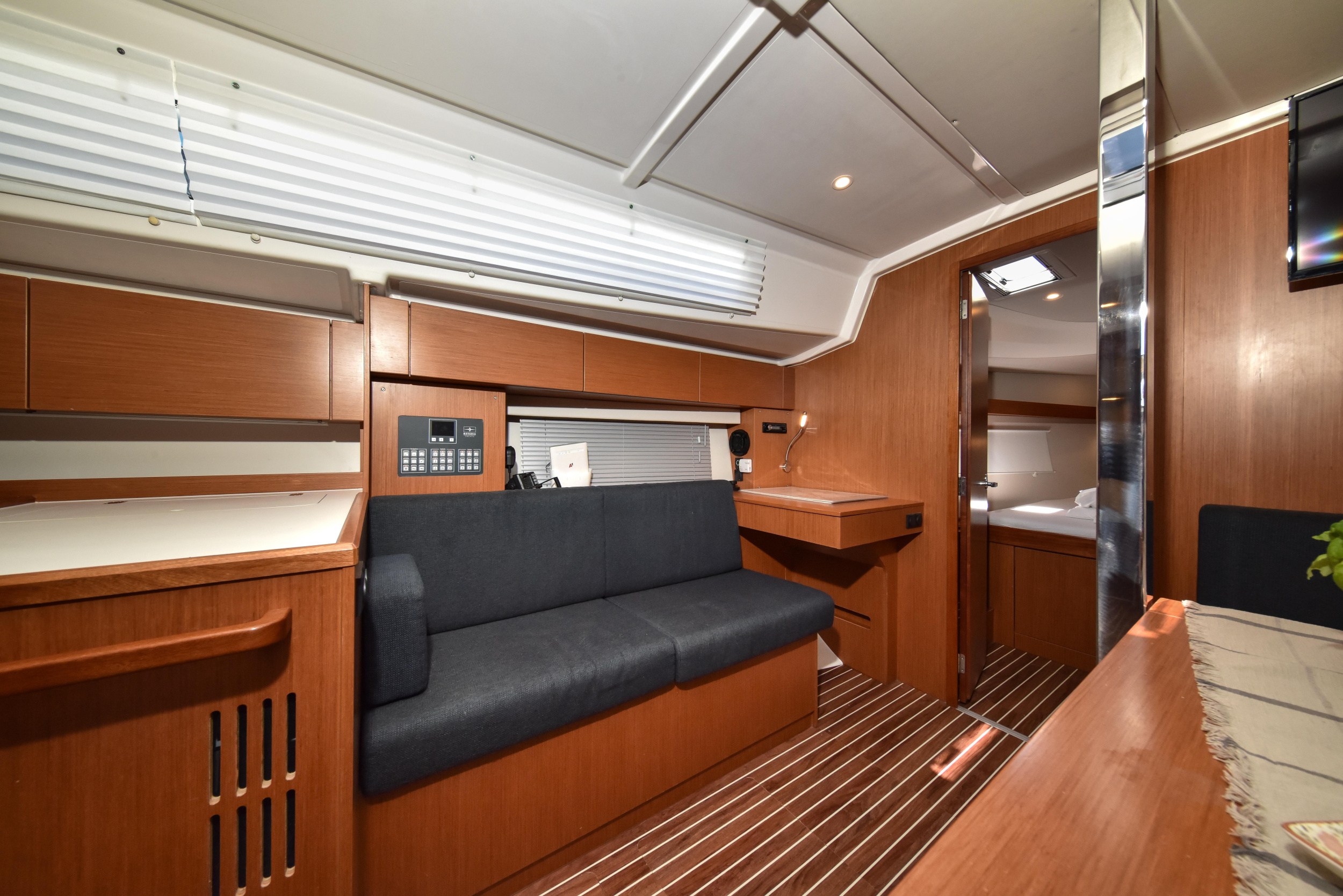 Bavaria C42 — photo 34