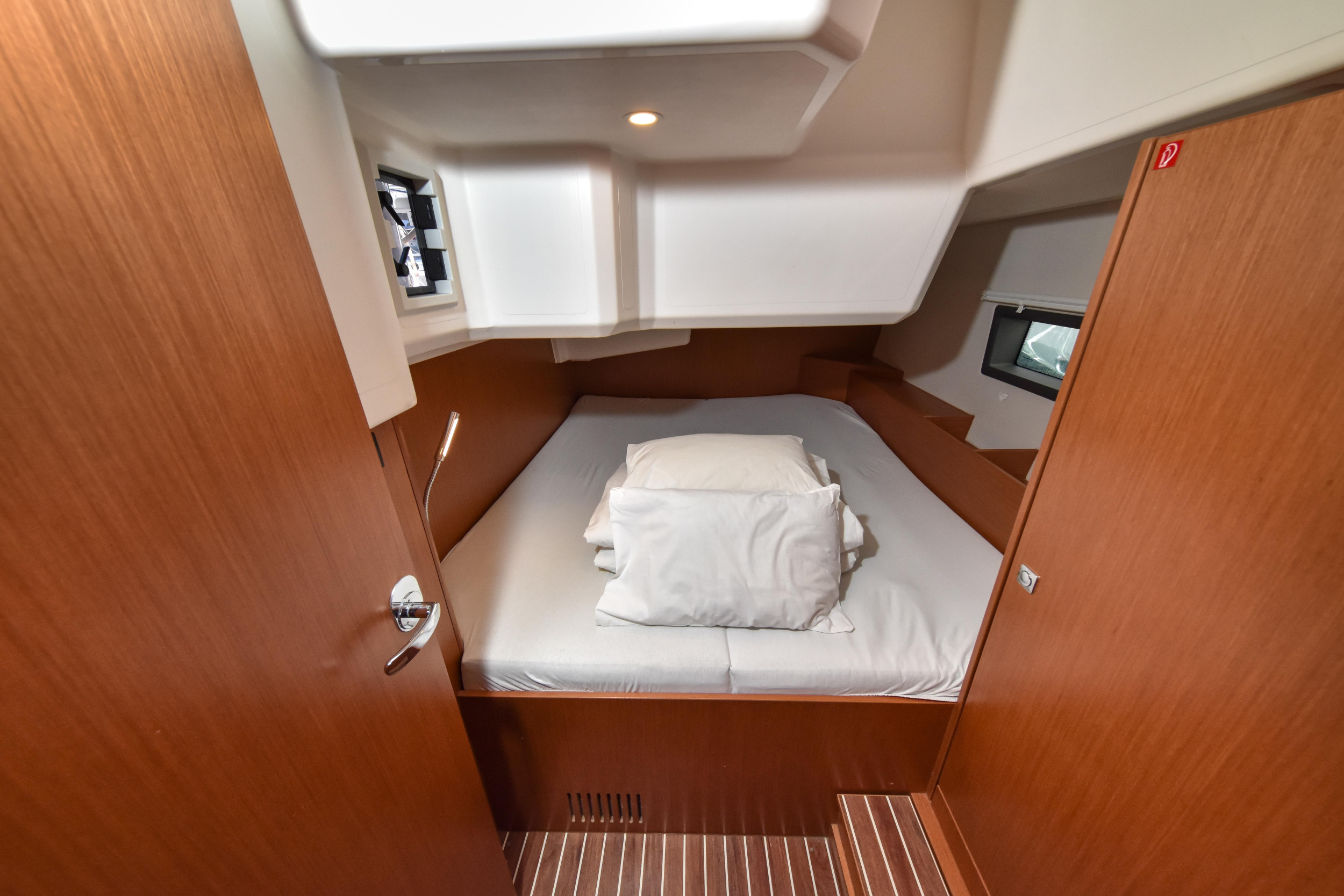 Bavaria C42 — photo 37
