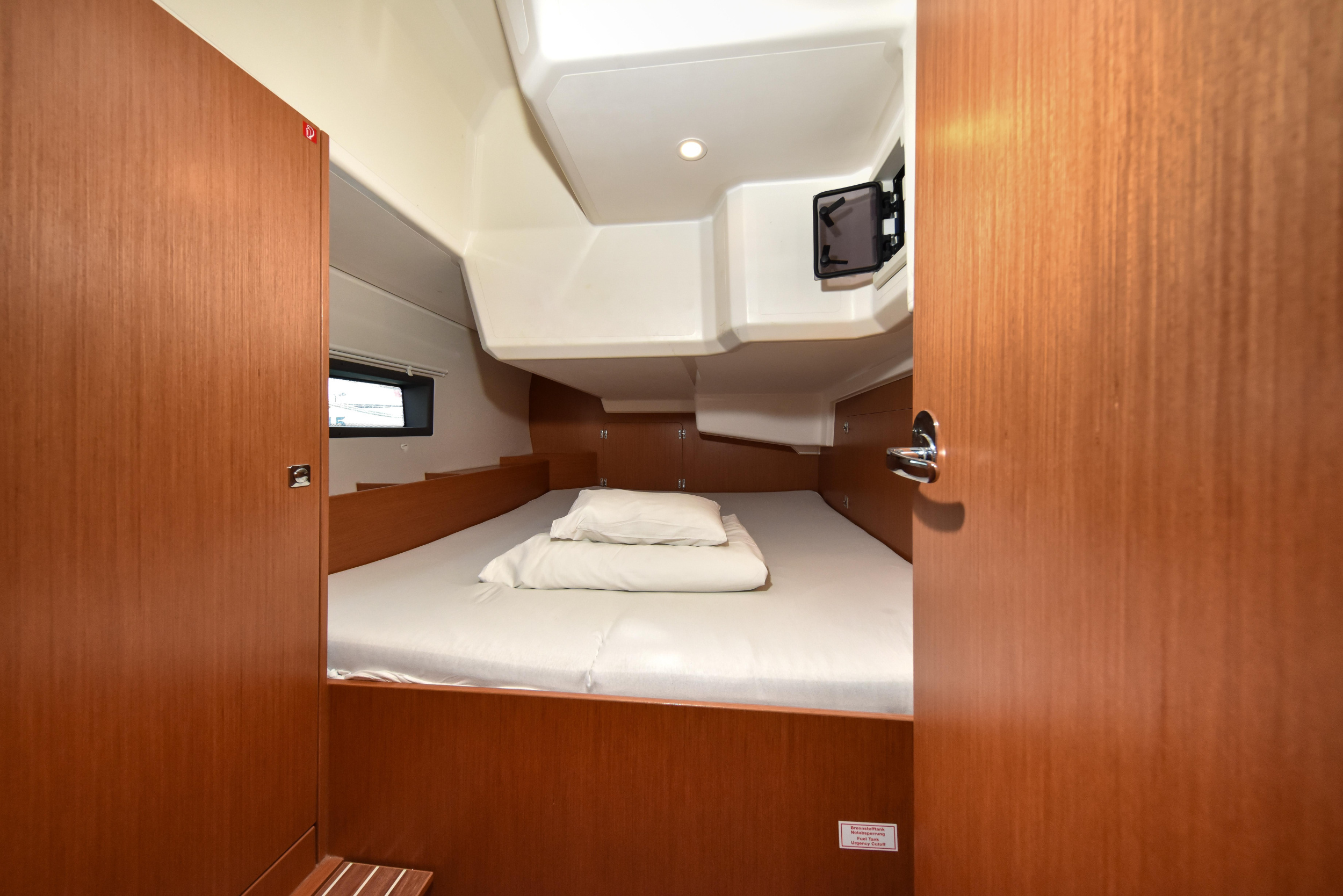 Bavaria C42 — photo 36