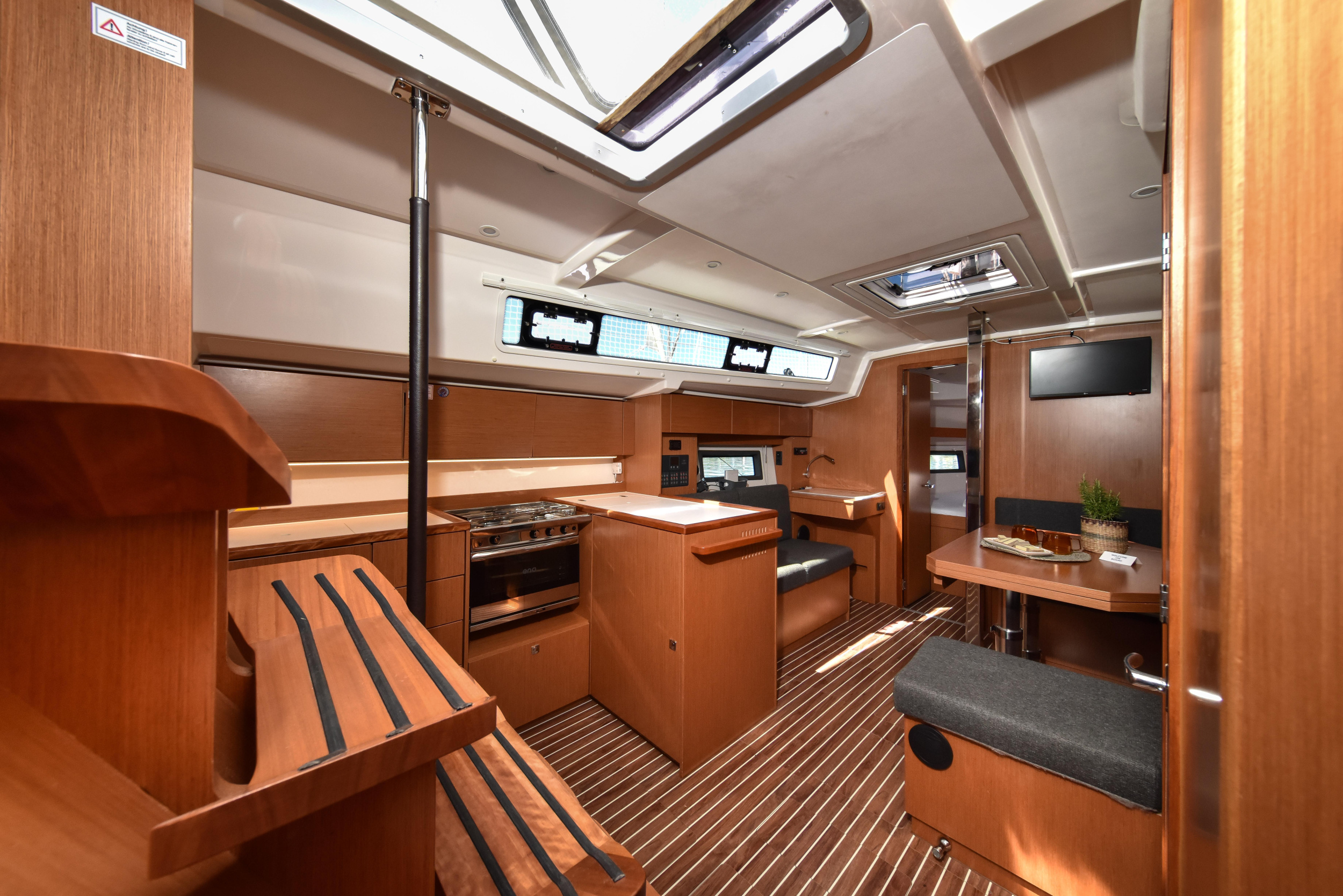 Bavaria C38 — photo 11