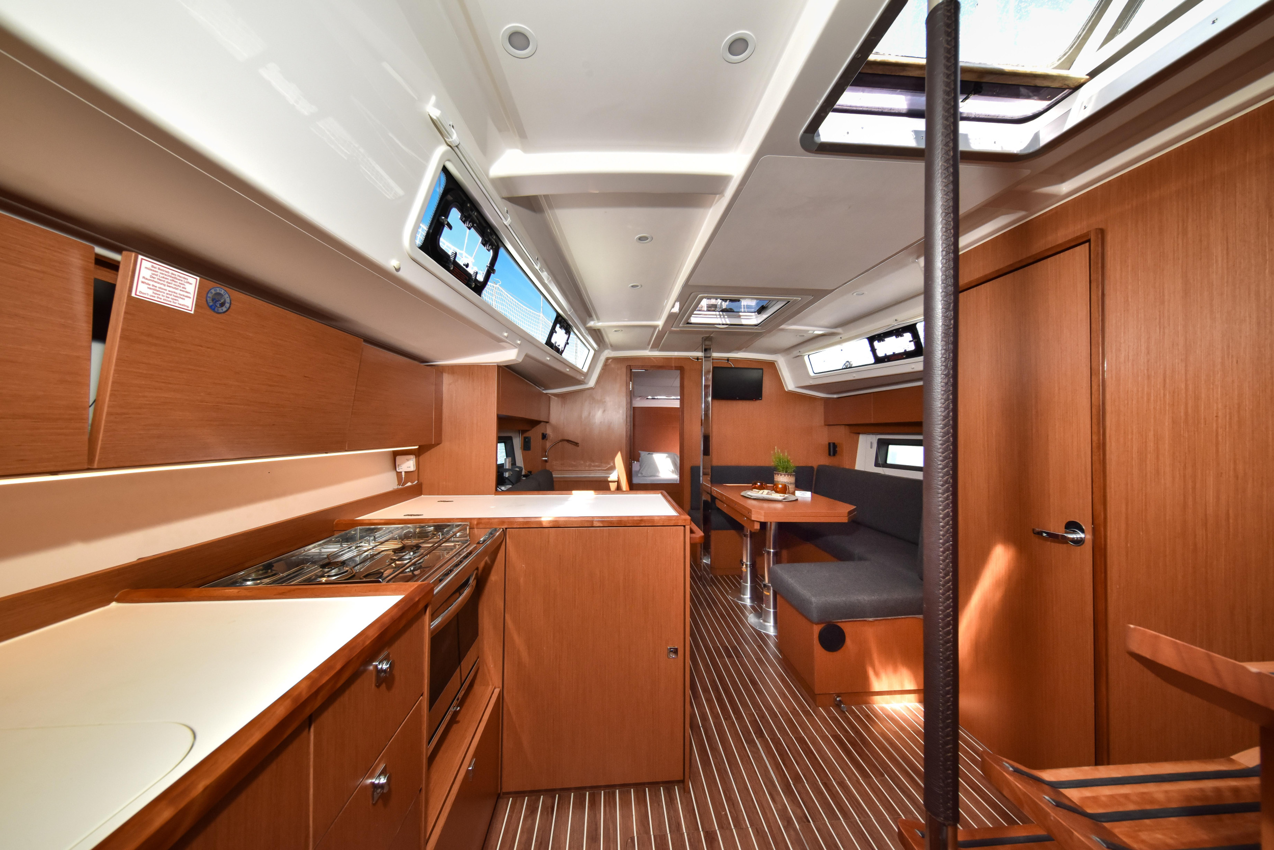 Bavaria C38 — photo 3