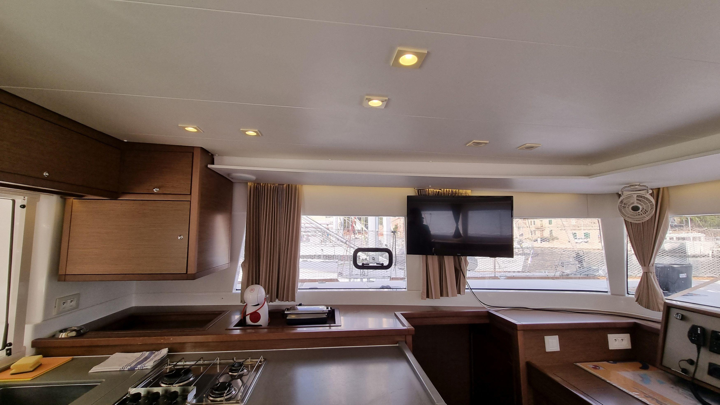 Lagoon 450F — photo 13