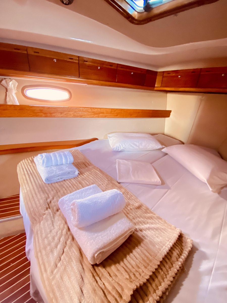 Bavaria 42 Cruiser — photo 16