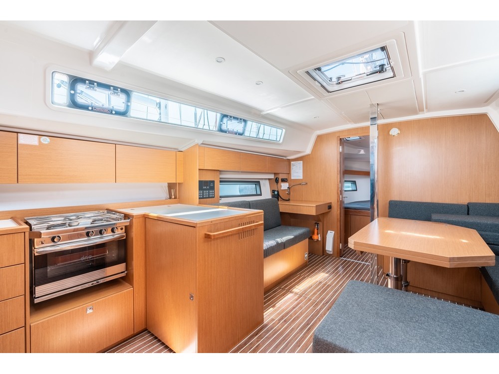 Bavaria C42 — photo 8