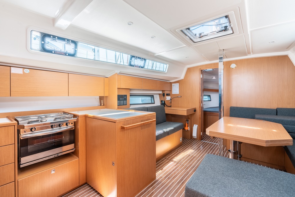 Bavaria C42 — photo 16