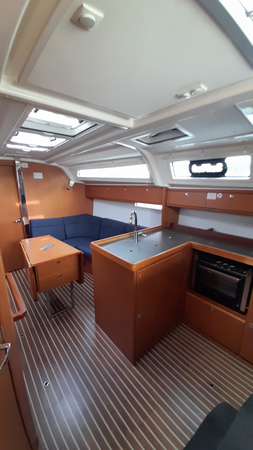 Bavaria 37 Cruiser — photo 8