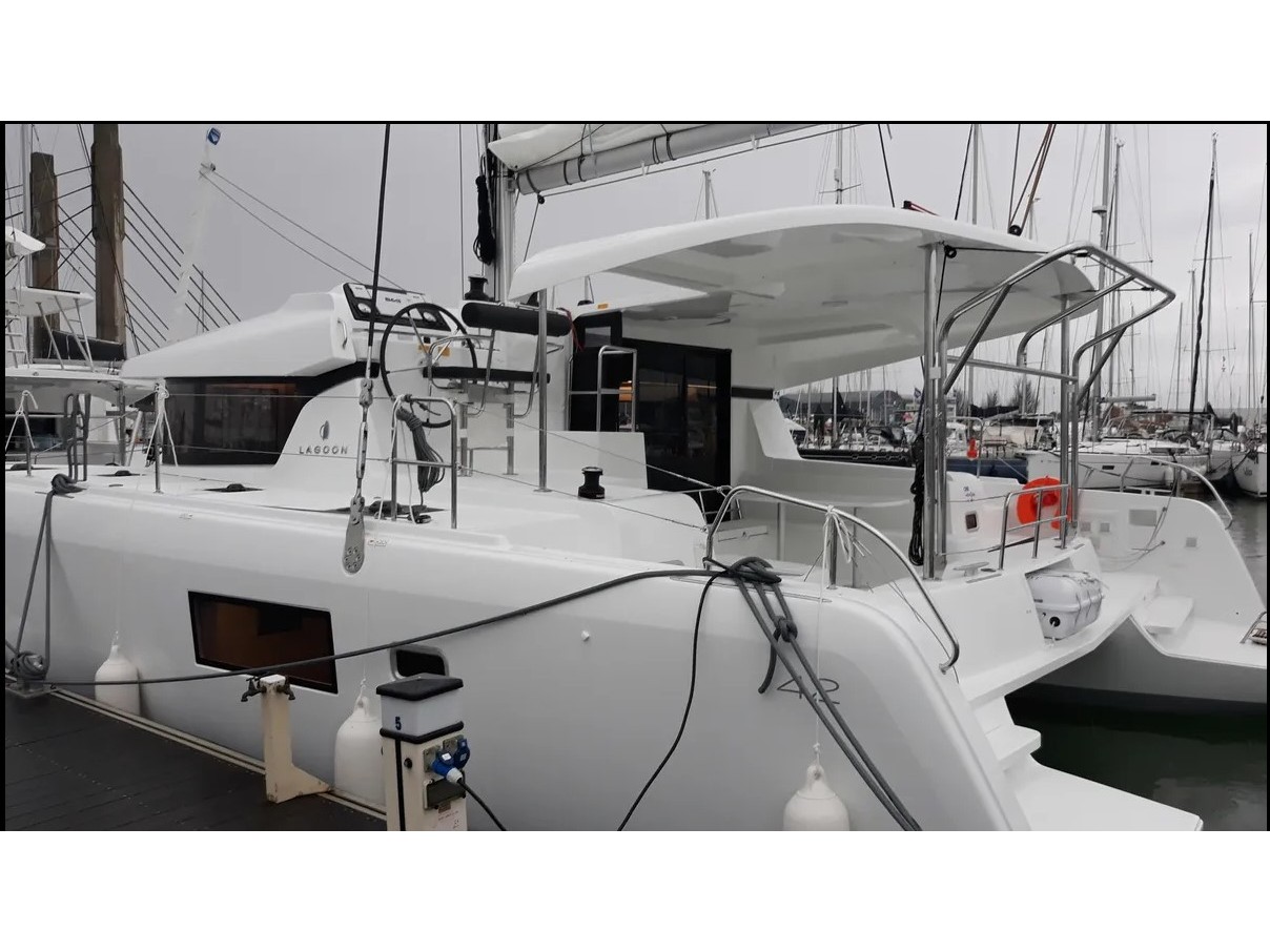 Lagoon 42 — photo 1