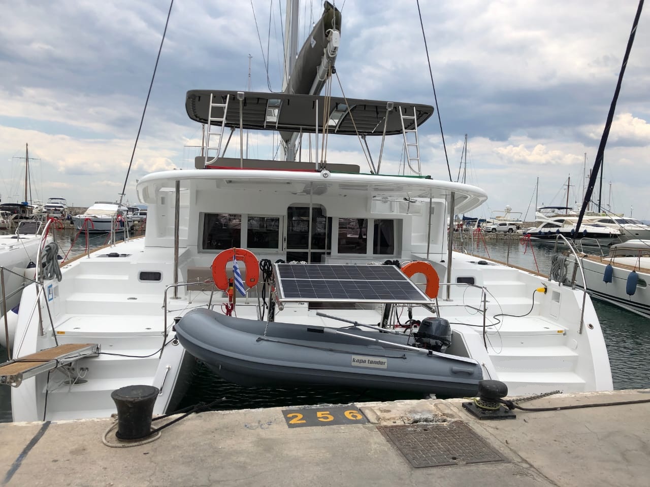 Lagoon 450 F — photo 1