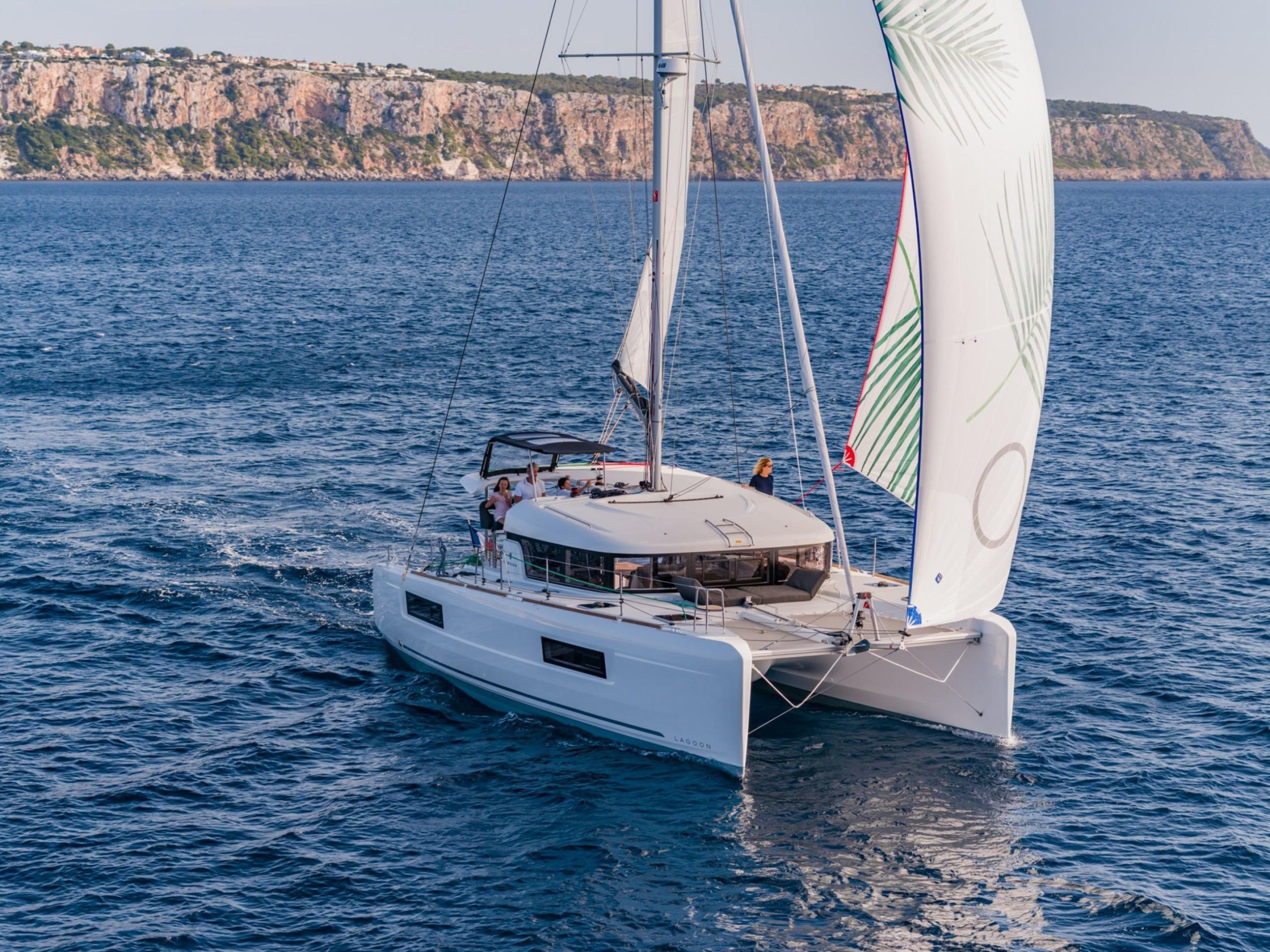Lagoon 40 — photo 1