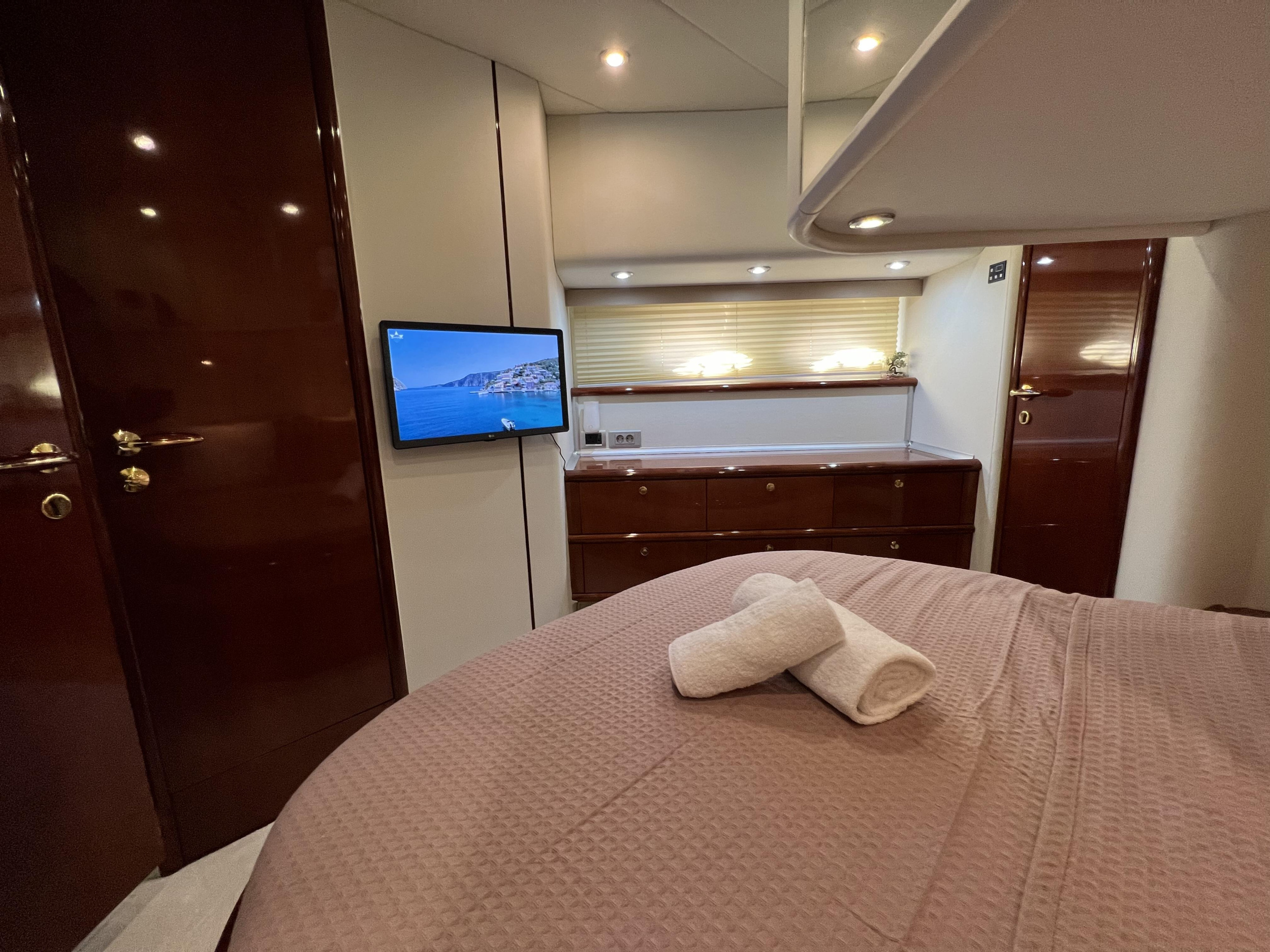 Fairline Squadron 52 — photo 11