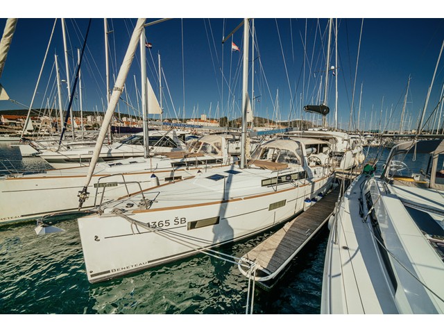 Oceanis 38 — photo 1