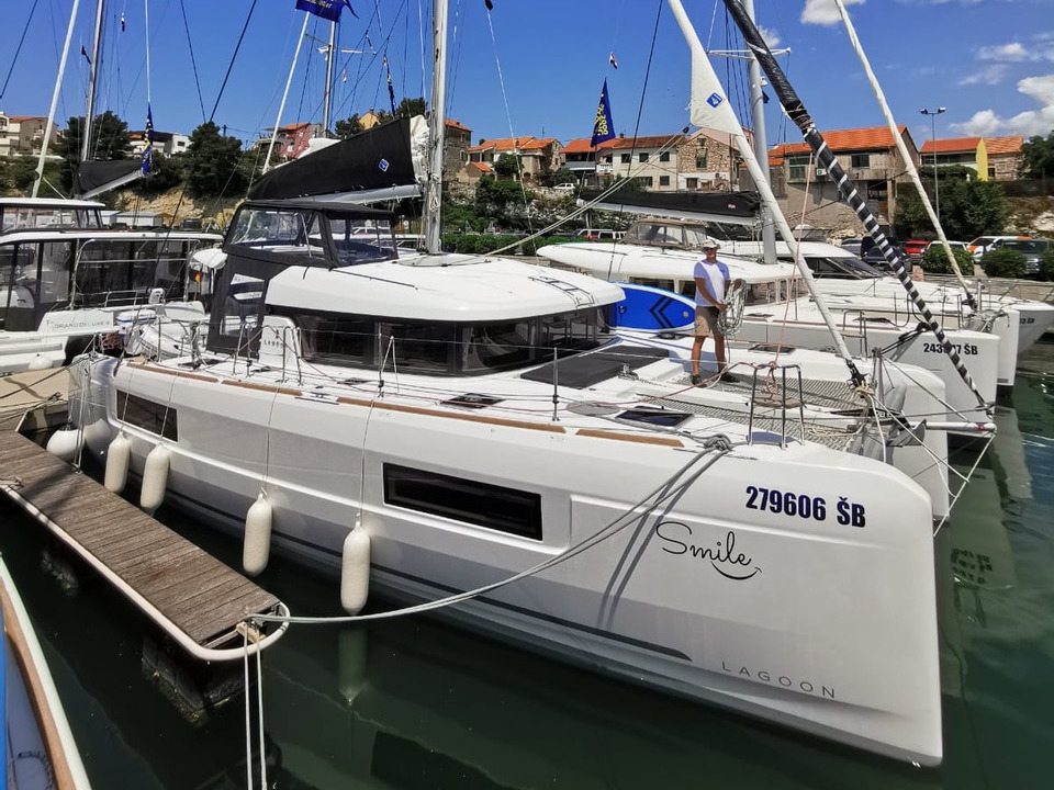 Lagoon 40 — photo 1