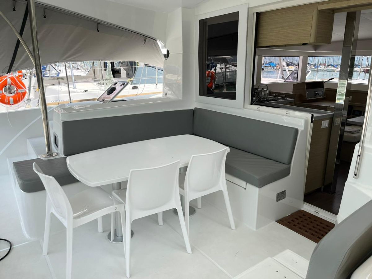 Lagoon 40 — photo 3