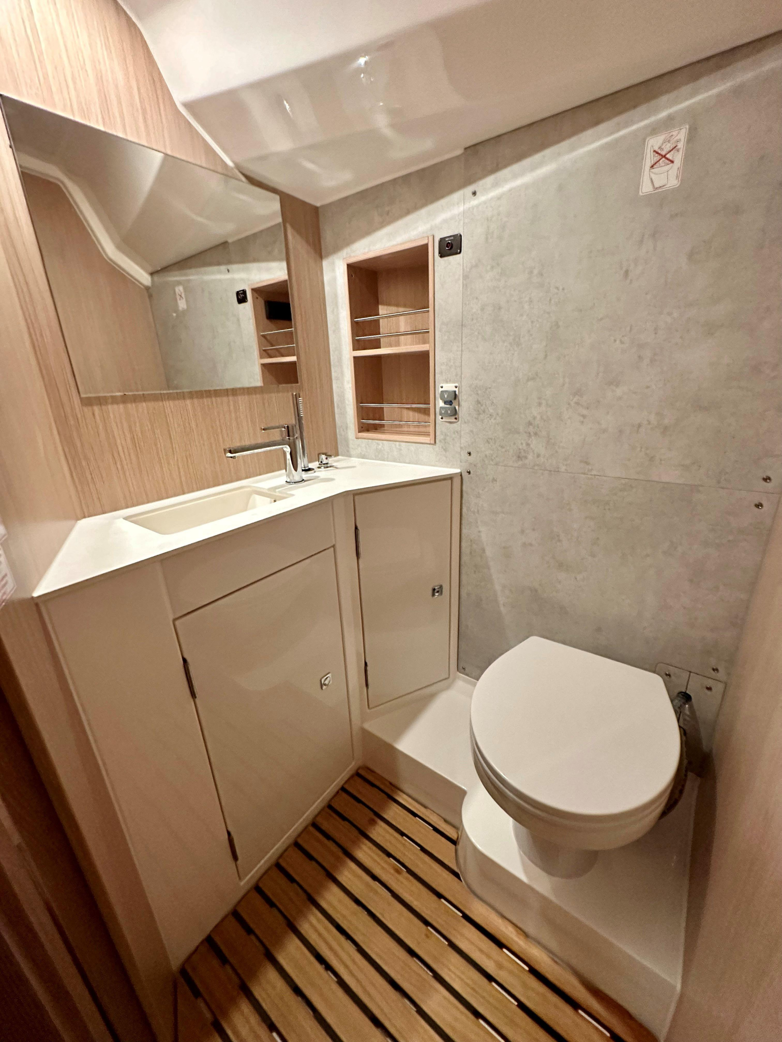 Bavaria C42 — photo 10