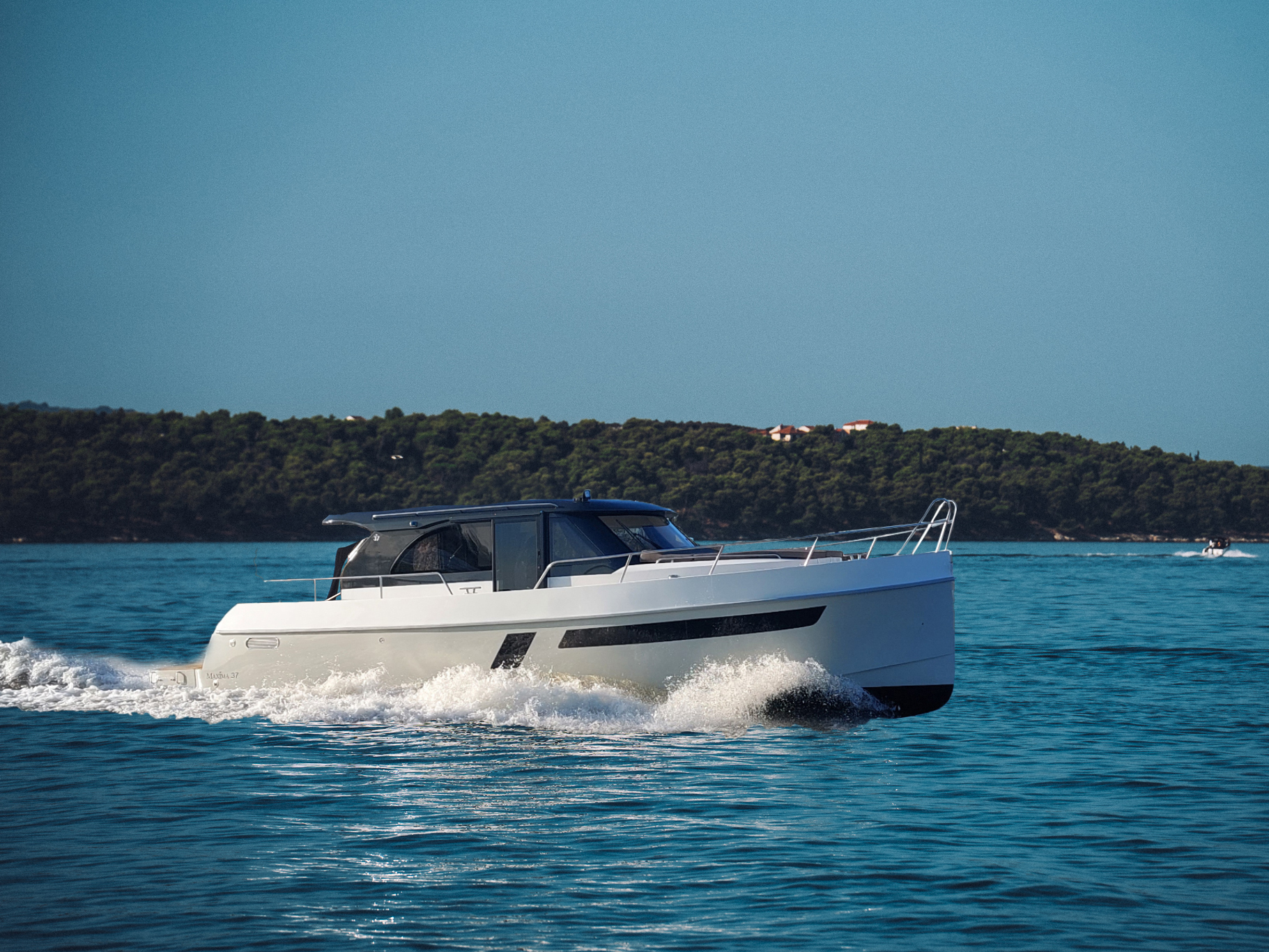 Maxima 37 — photo 1