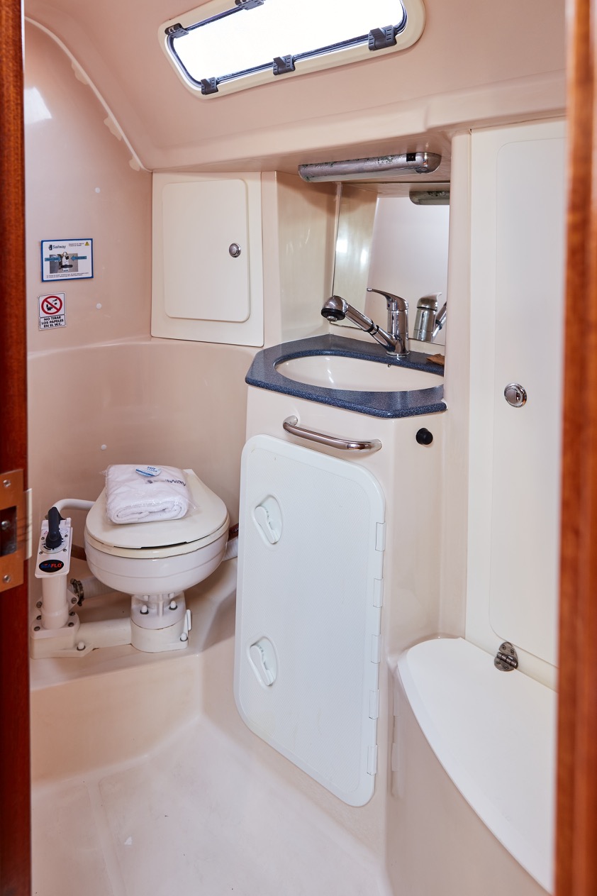Bavaria 38 — photo 16