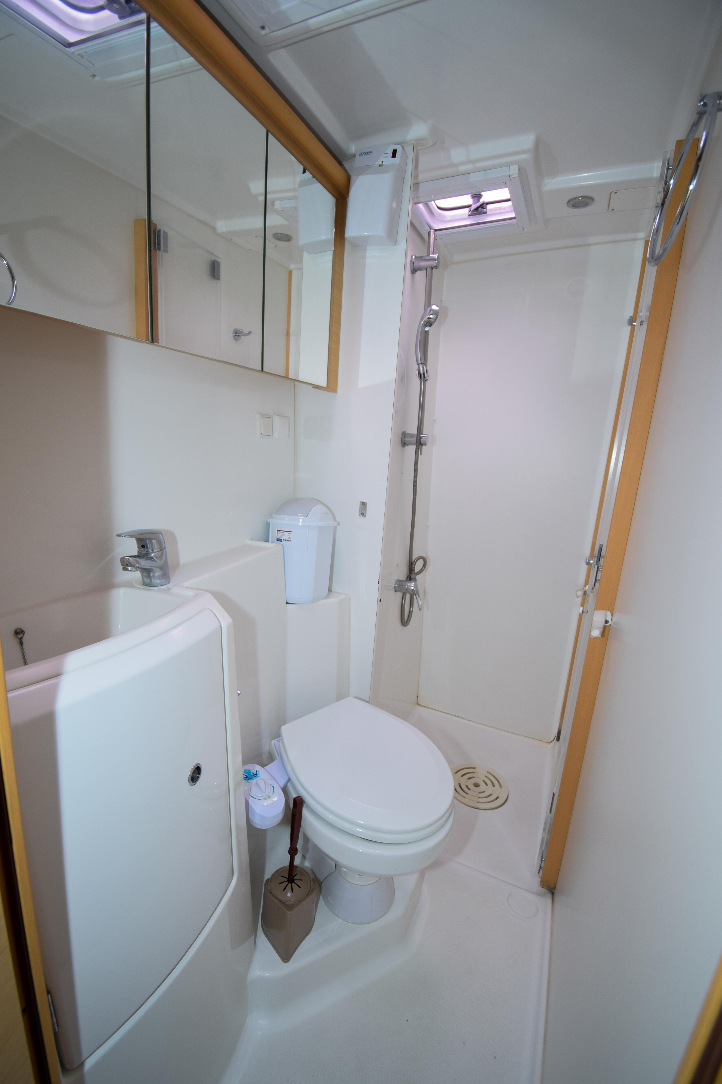 Lagoon 421 — photo 15