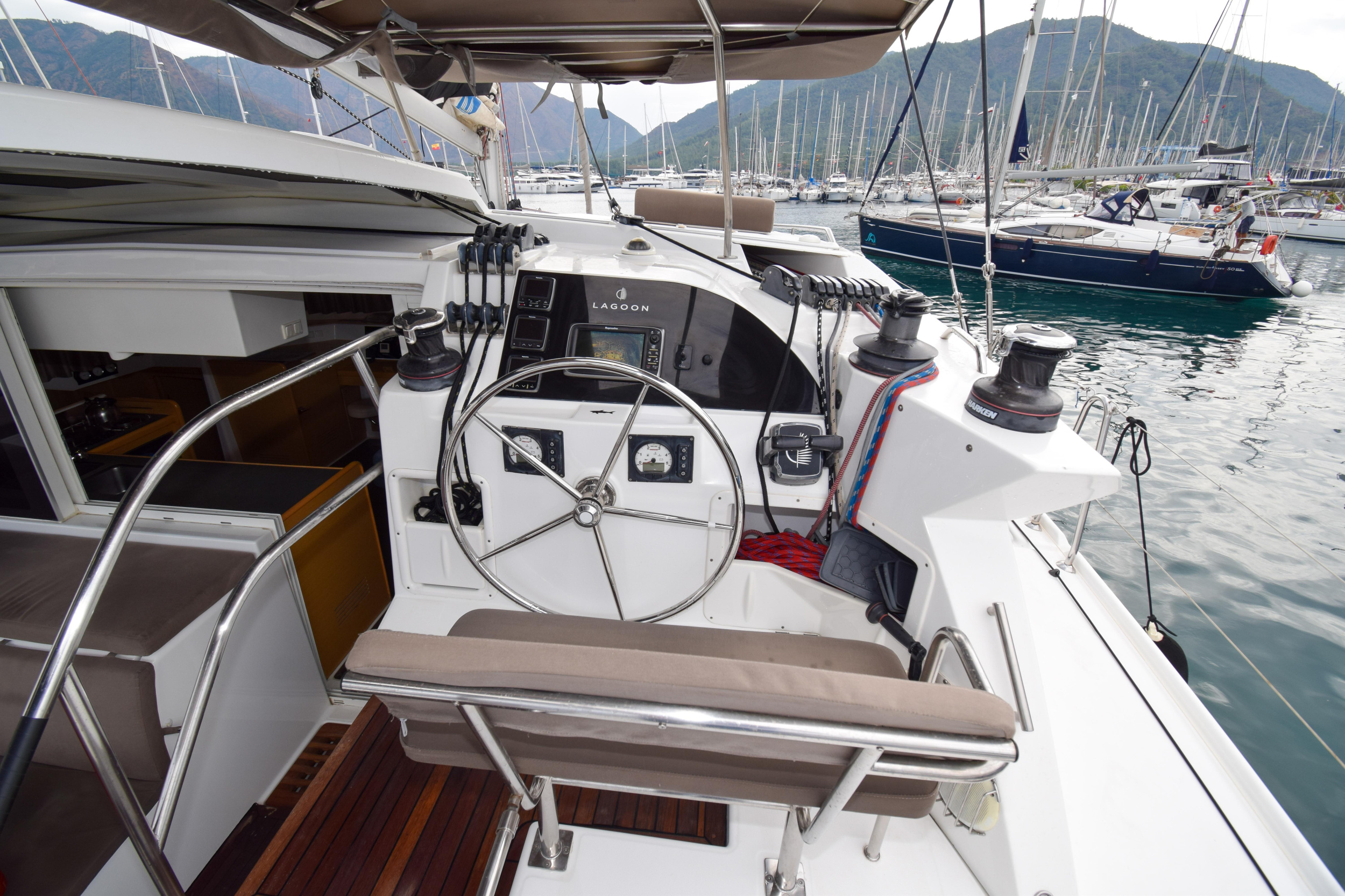 Lagoon 421 — photo 19