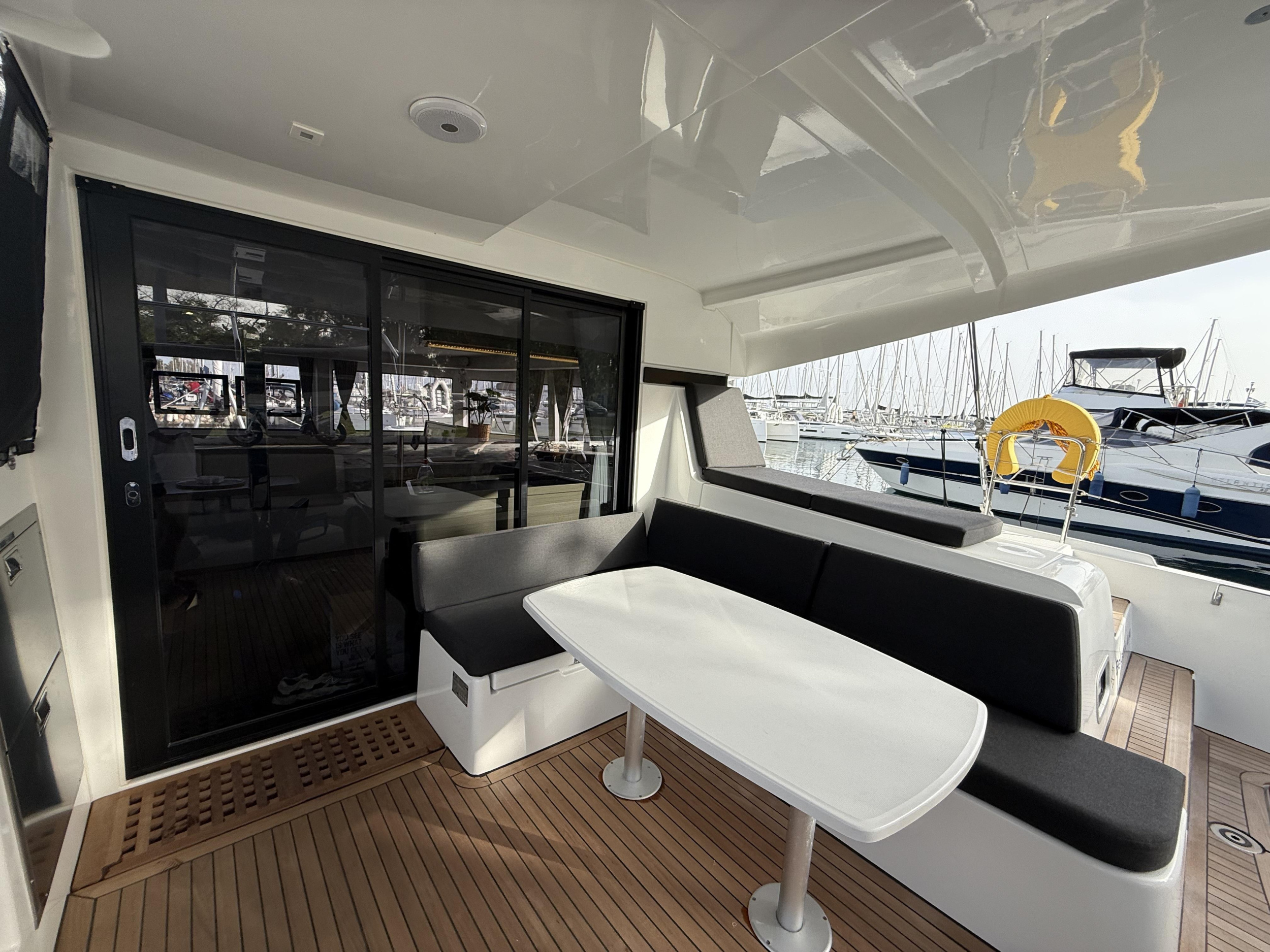 Lagoon 42 — photo 2