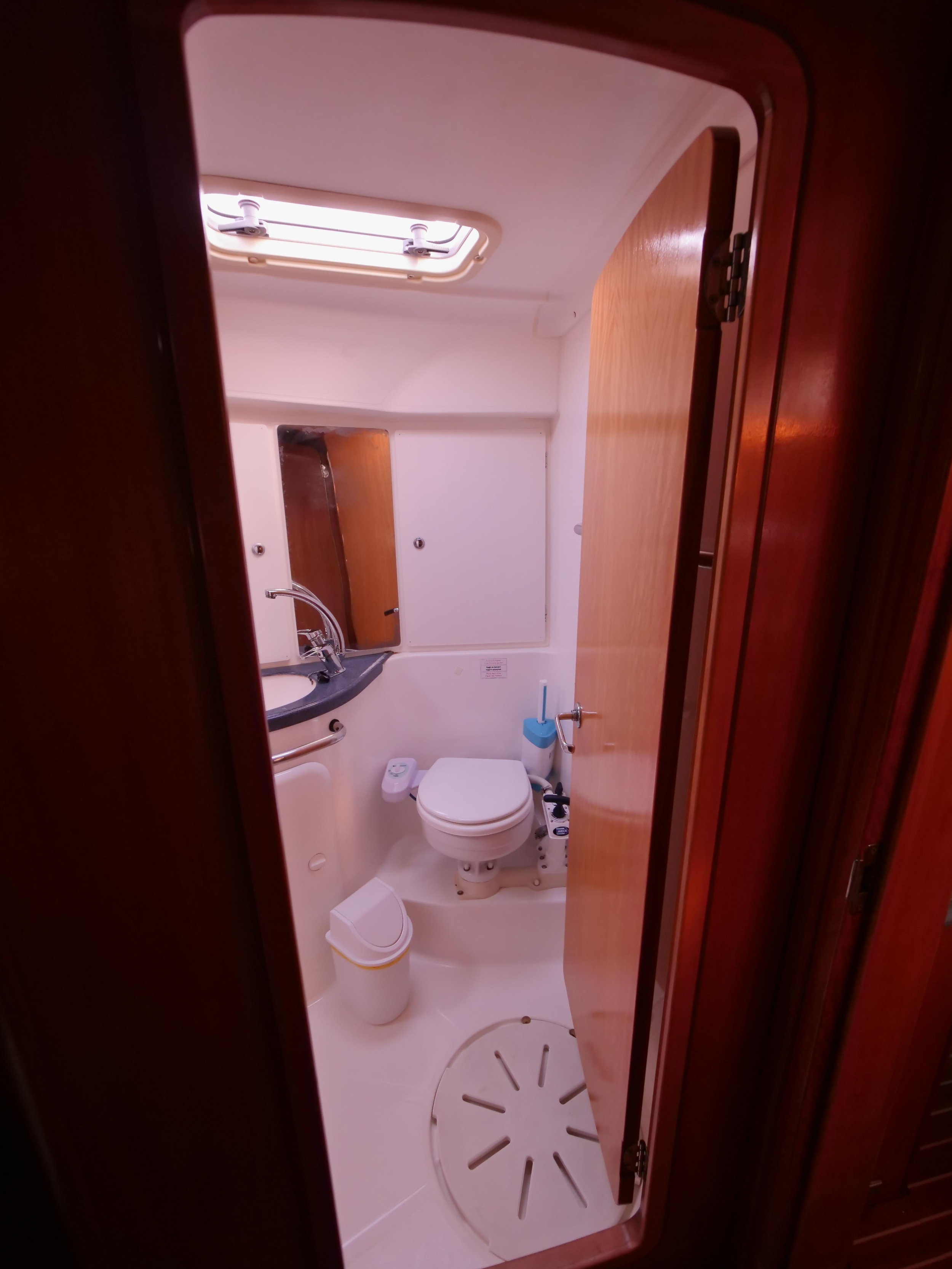 Bavaria 42 — photo 5