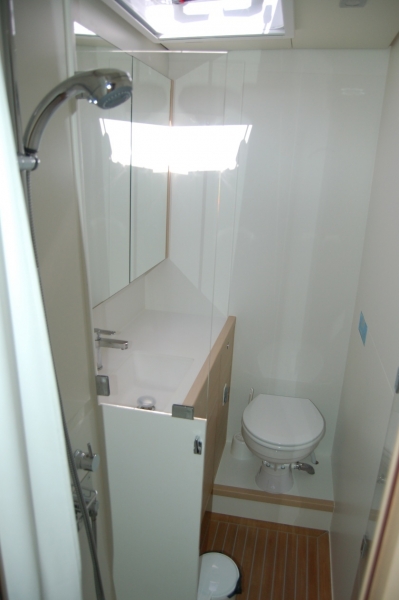 Lagoon 620 — photo 40
