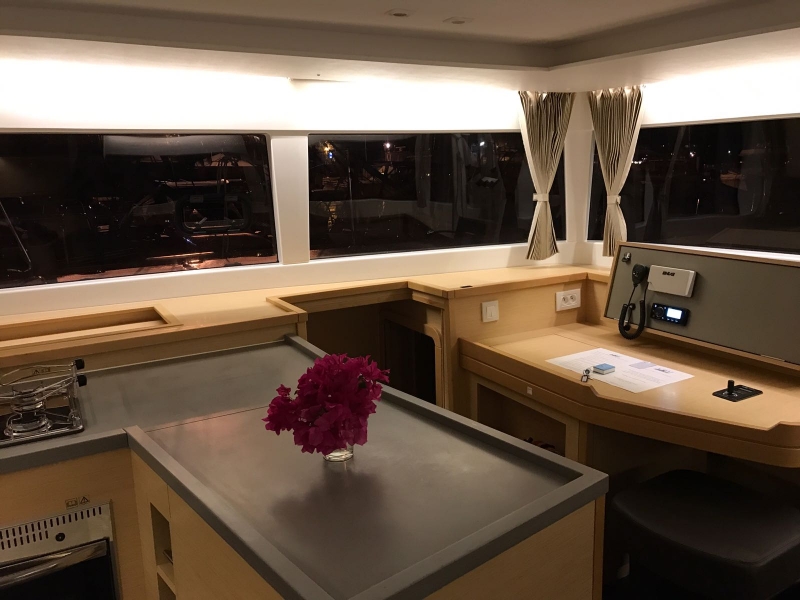 Lagoon 450 SporTop — photo 20