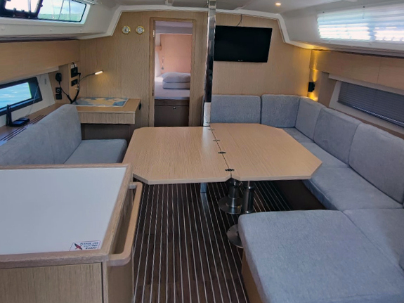 Bavaria C42 — photo 8