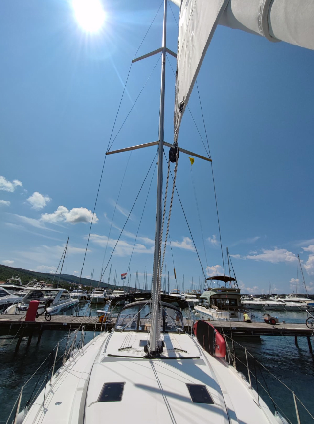 Bavaria C42 — photo 11