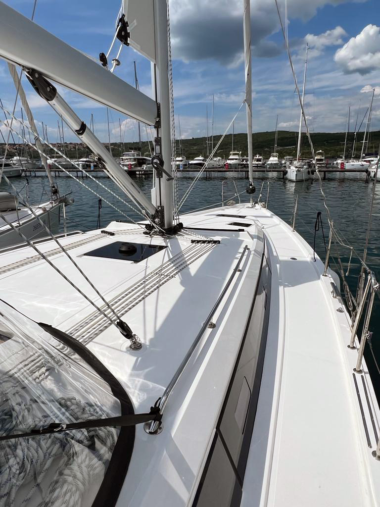 Bavaria C42 — photo 27