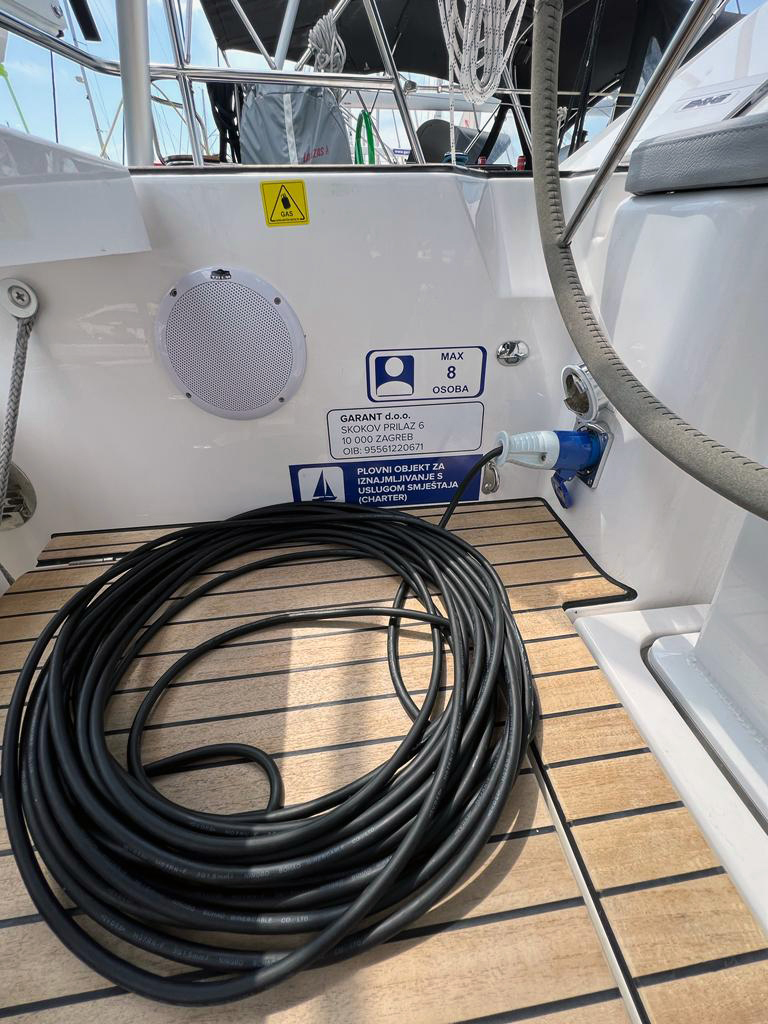Bavaria C42 — photo 19
