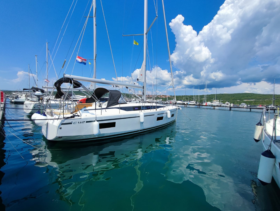 Bavaria C42 — photo 9