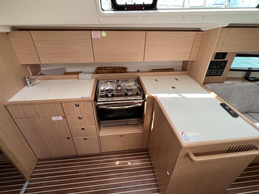 Bavaria C42 — photo 21