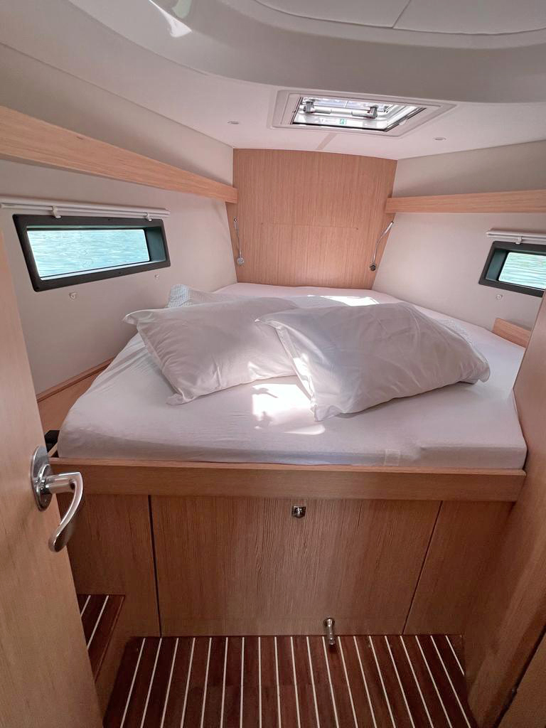 Bavaria C42 — photo 16