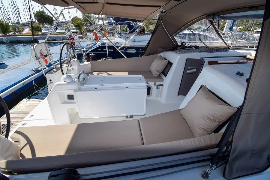 Sun Odyssey 410 — photo 2