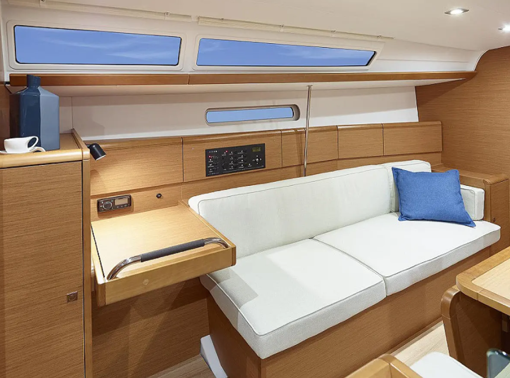 Sun Odyssey 380 — photo 2