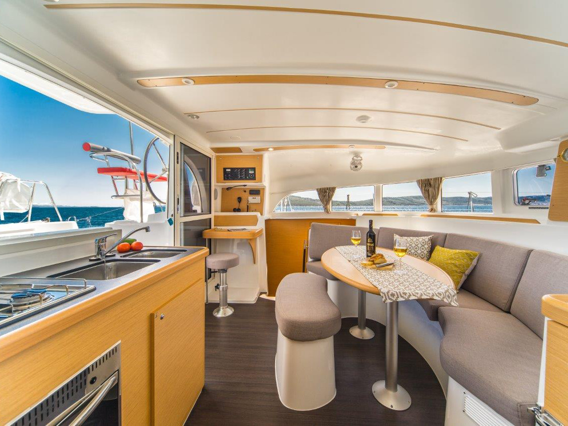 Lagoon 380 — photo 2