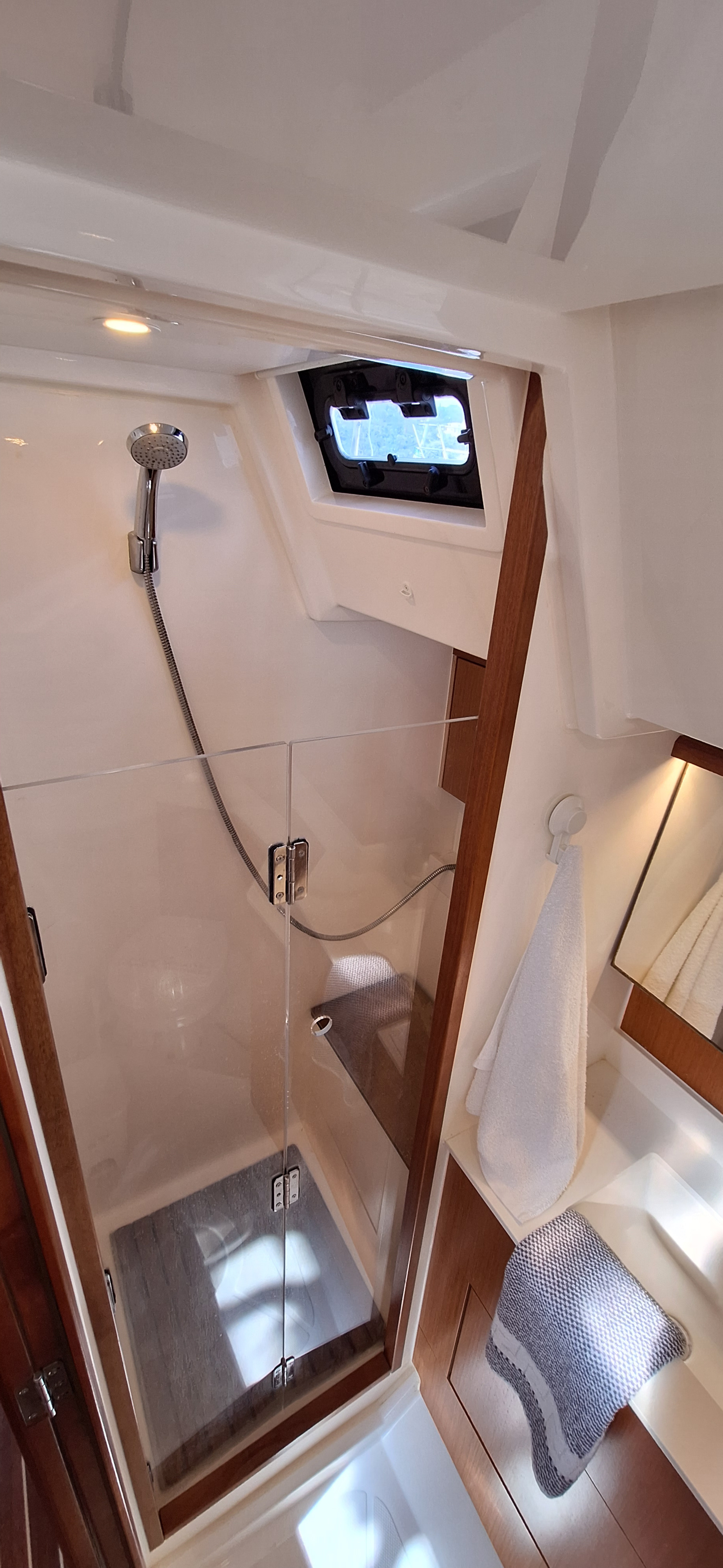Bavaria C45 — photo 4