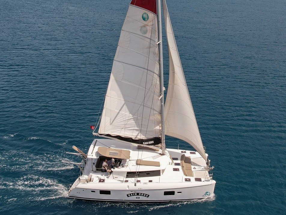 Lagoon 421 — photo 1