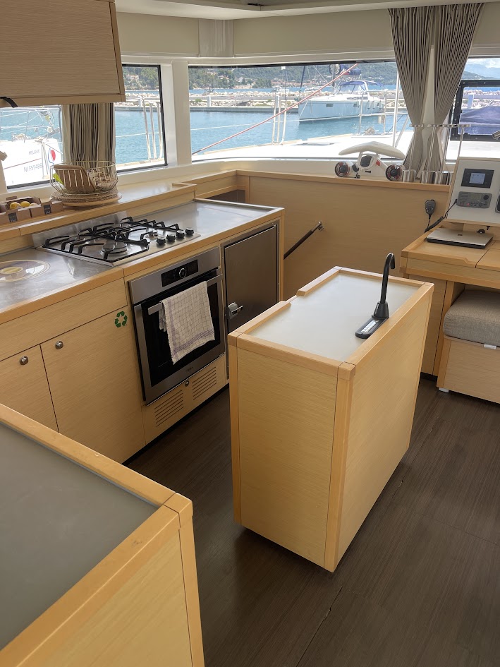 Lagoon 52F — photo 10