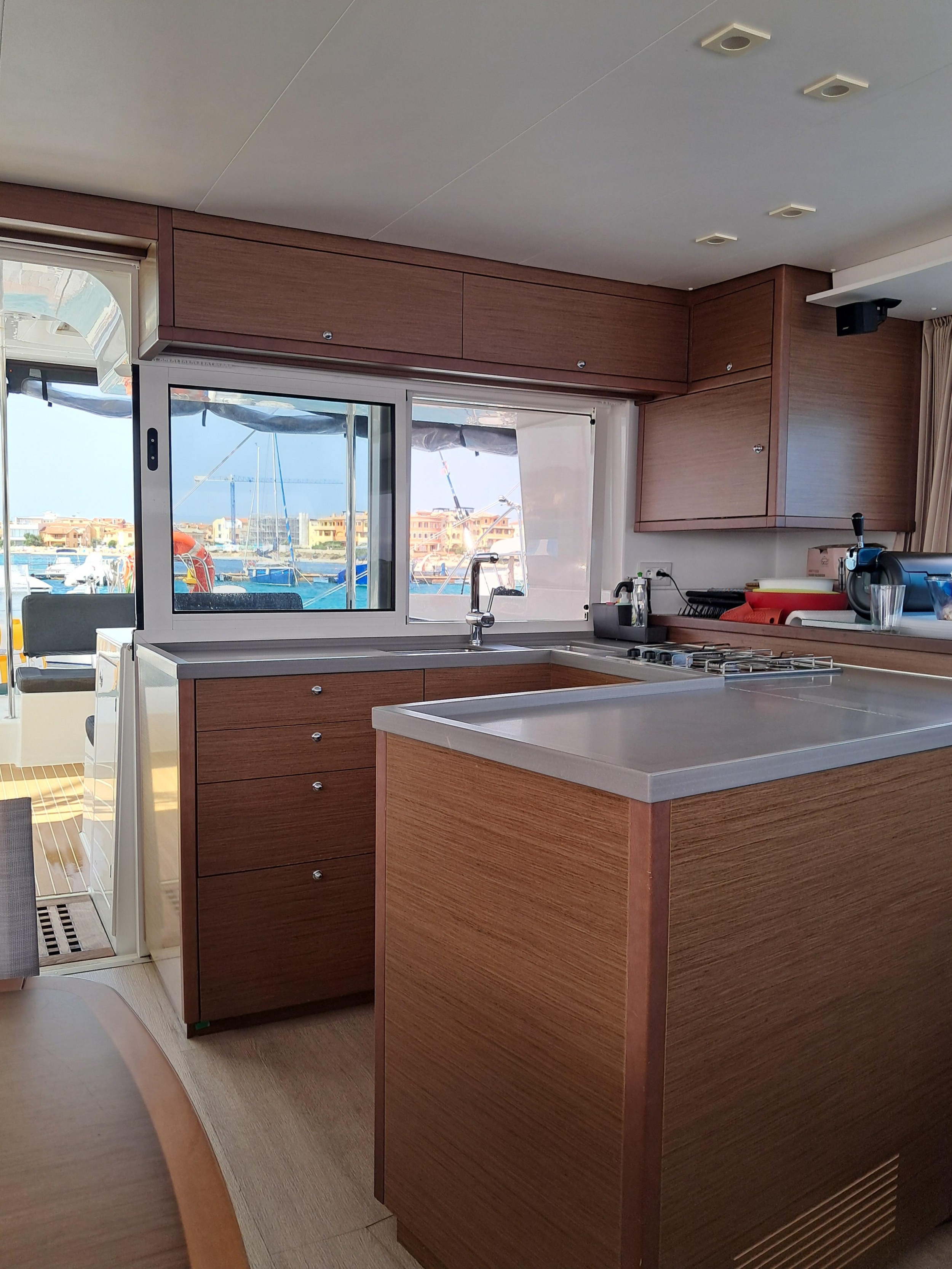 Lagoon 450 Flybridge — photo 36